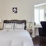 Hollywood Hills Homestay