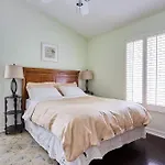 Hollywood Hills Homestay